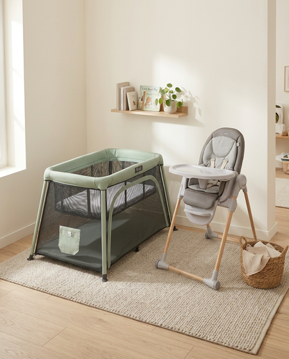 Pack Essentiel Bébé Nomad - Lit bébé et chaise haute installés dans un Airbnb à La Palmyre